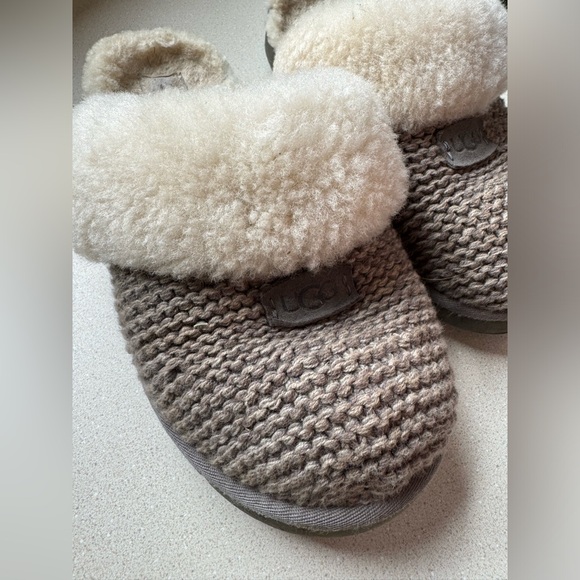 Ugh slippers - Picture 1 of 5